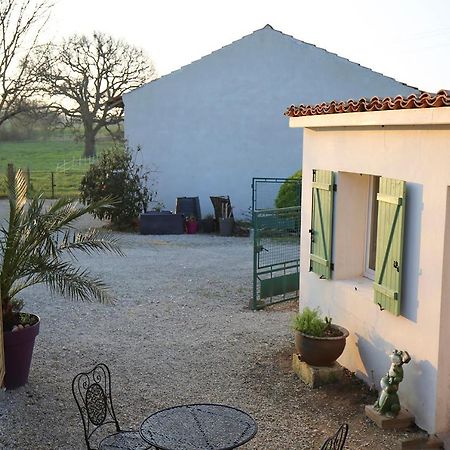 Le Gite Vert Saint-Germain-de-Lusignan Exterior foto