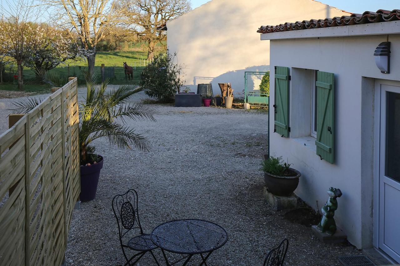 Le Gite Vert Saint-Germain-de-Lusignan Exterior foto