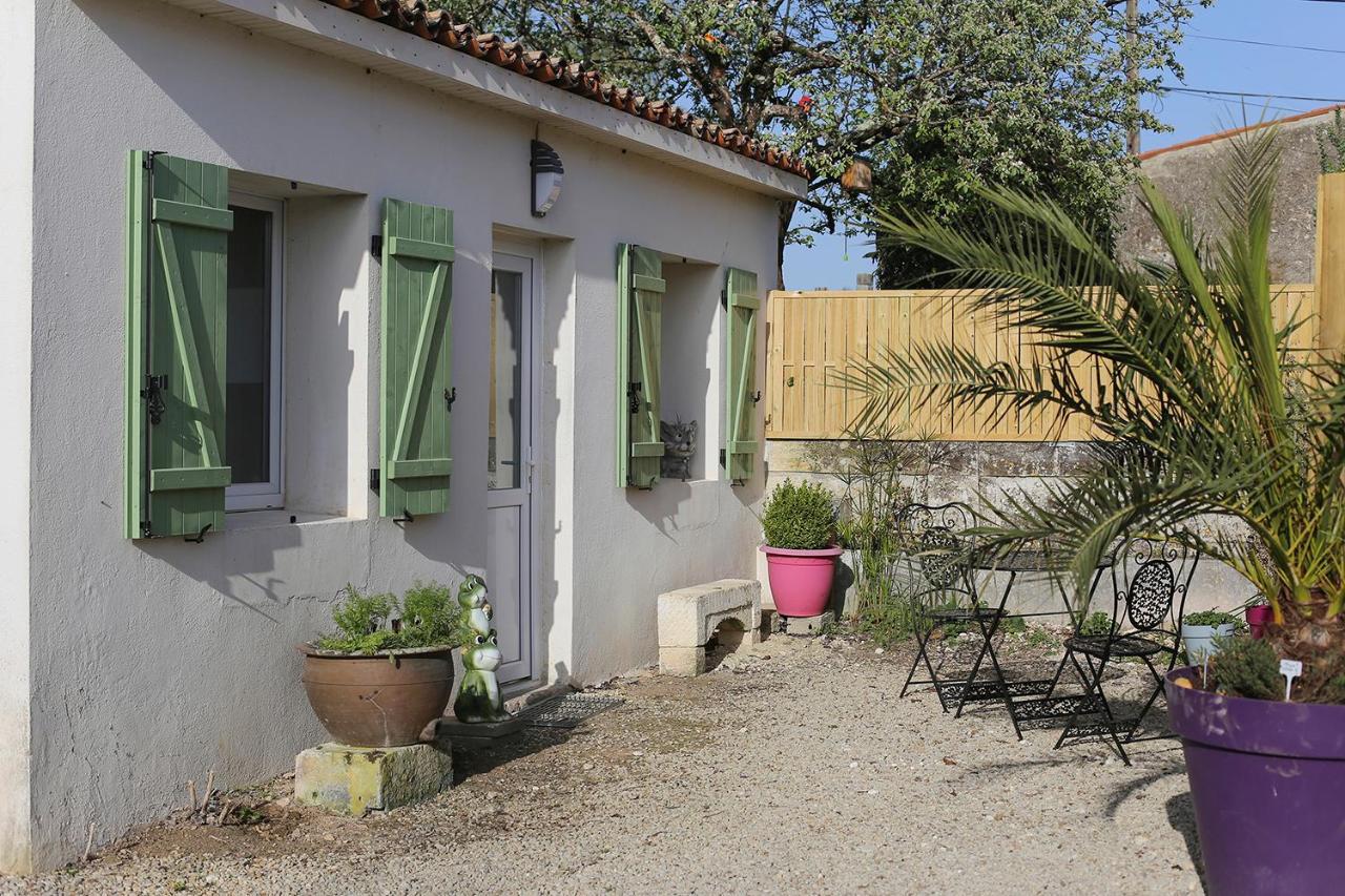 Le Gite Vert Saint-Germain-de-Lusignan Exterior foto